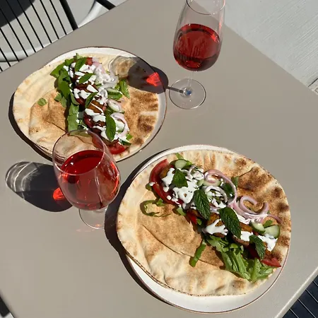 Mod Santorini Vegan Отель Тира